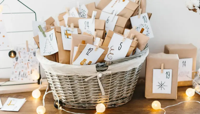 Korb voller Adventskalender-Päckchen mit Zahlen. Tolle Adventskalender Partner Ideen für DIY-Geschenke.