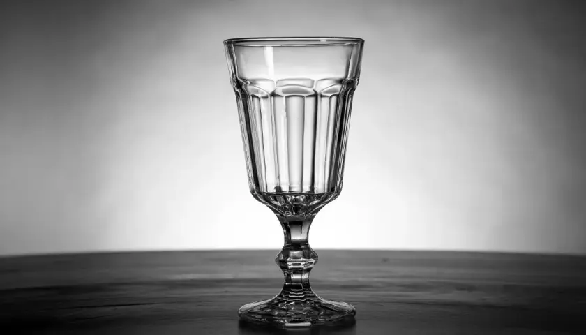 Elegancki kieliszek do wódki degustacyjny, a nie zwykły shot. Jak dobrać odpowiedni?