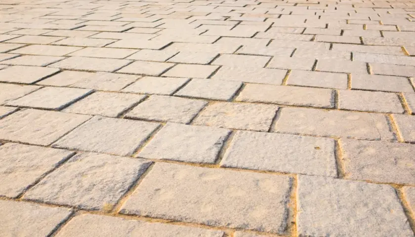 Czym fugować kostkę brukową? Poznaj najlepsze materiały i techniki