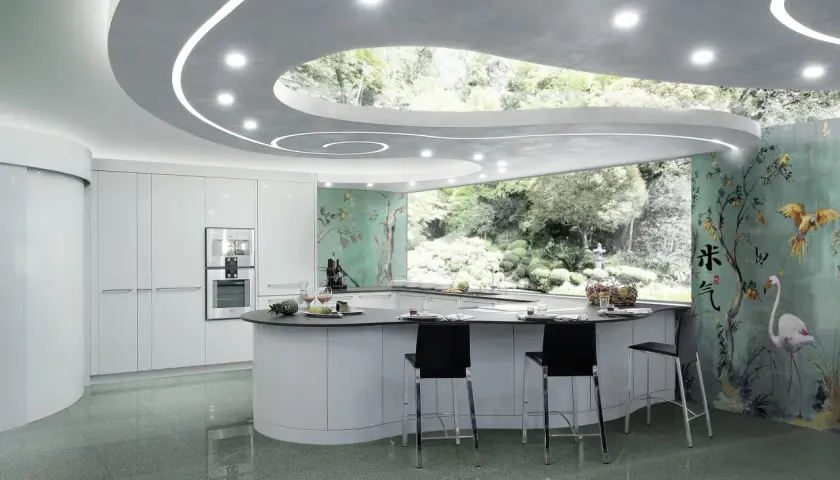 Cucina moderna con isola curva, pensili bianchi lucidi e un suggestivo controsoffitto a onda con illuminazione integrata. Pareti con carta da parati orientale e vista su un giardino lussureggiante.
