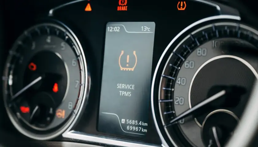 Kontrolka TPMS świeci na desce rozdzielczej samochodu.