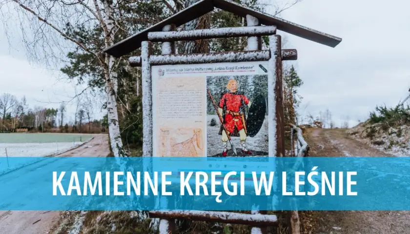Tablica informacyjna o kamiennych kręgach w Leśnie, przedstawiająca wojownika z epoki żelaza.