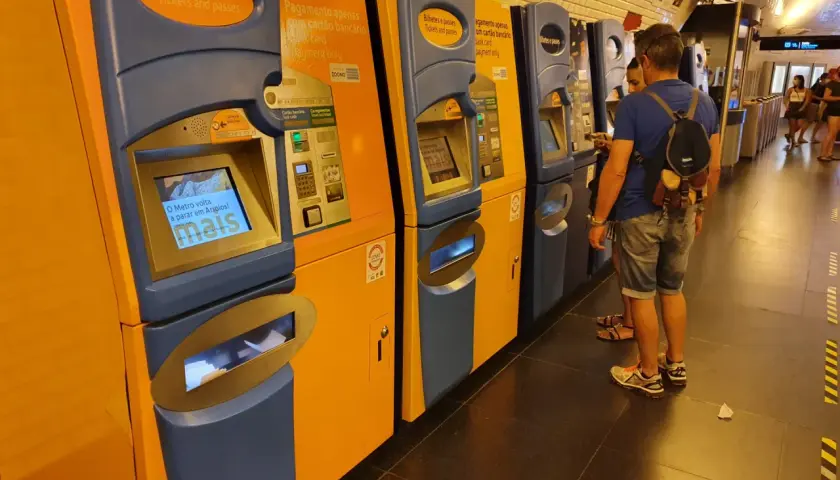 Fahrkartenautomaten der Bahn in Lissabon. Ein Paar kauft Tickets.