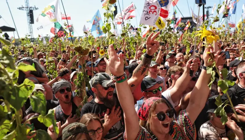 Tłum ludzi z flagami i słonecznikami, radośnie świętujący. To musi być Woodstock, gdzie jest taka atmosfera!