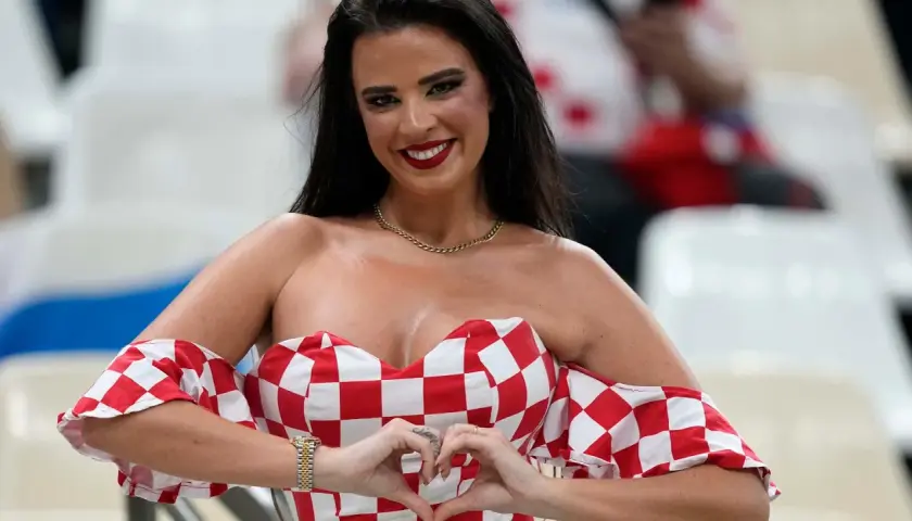Ivana Knoll, której wiek jest często przedmiotem dyskusji, w czerwono-białej sukience w kratkę, pozuje z sercem z dłoni.