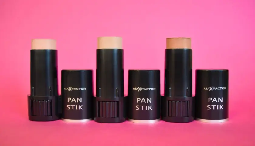 Max Factor Pan Stik i olika nyanser, perfekta för att skapa en definierad ansiktskontur.