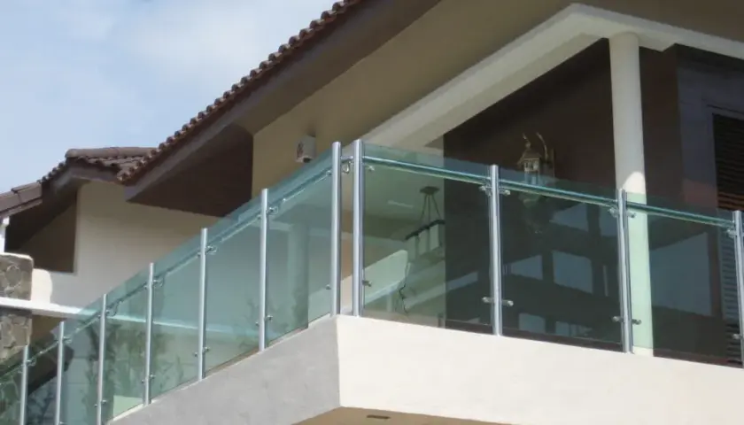 Balustrady szklane na balkon: Elegancja i bezpieczeństwo w domu