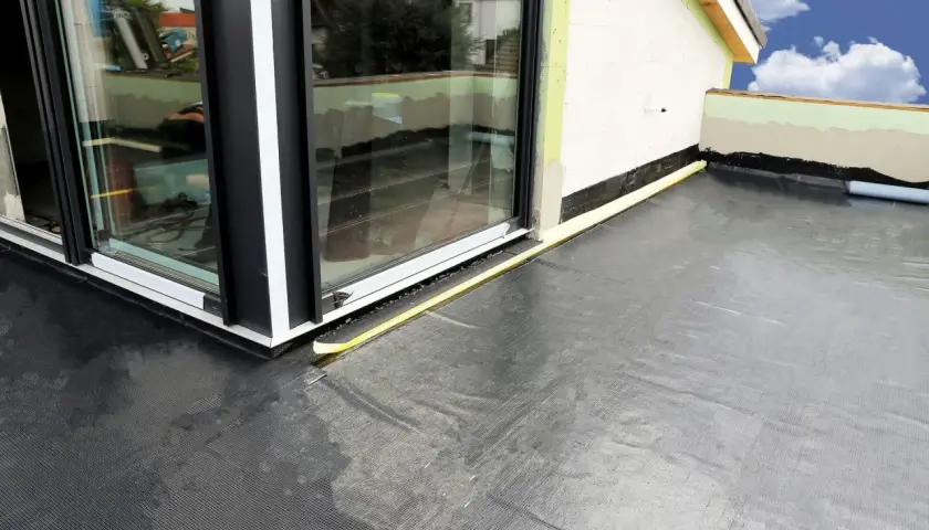 Nowoczesna hydroizolacja na balkon z folii dachowej, zabezpieczająca przed wilgocią.