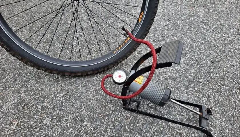 Pompka rowerowa z manometrem podłączona do wentyla schrader. Jak pompować? Proste!