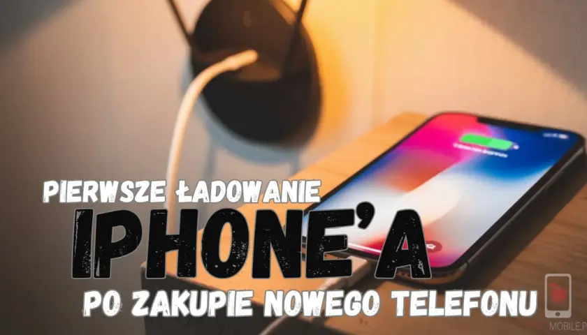 Ile powinno trwać pierwsze ładowanie telefonu iPhone po zakupie? Na zdjęciu widać nowy iPhone podłączony do ładowarki.