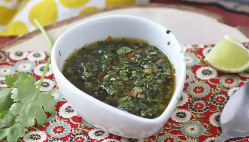 En skål med färsk chimichurri, perfekt för grillat. Detta recept är enkelt att följa.