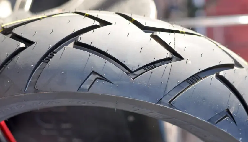 Neumático de moto con dibujo deportivo. Se aprecian las **medidas rueda moto** grabadas en el lateral.