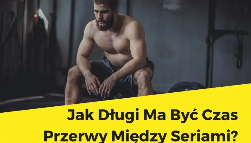 Mężczyzna w siłowni odpoczywa, zastanawiając się, ile przerwy między seriami jest optymalne.