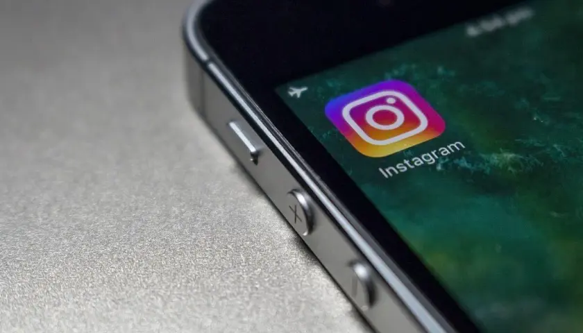 Zbliżenie na ikonę Instagrama na ekranie telefonu. Czyżby to był znak, że czeka mnie shadow ban?