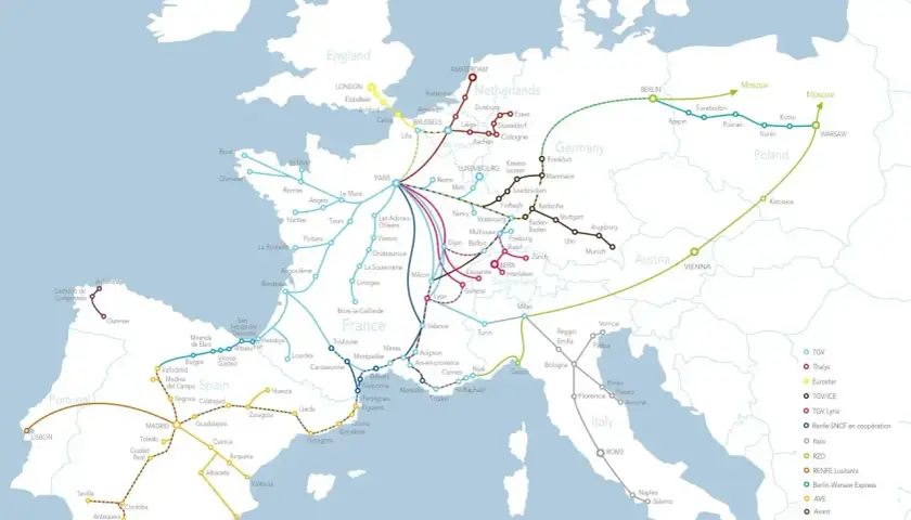 Mapa Europy z zaznaczonymi trasami pociągów, idealna do planowania podróży z biletem Interrail.