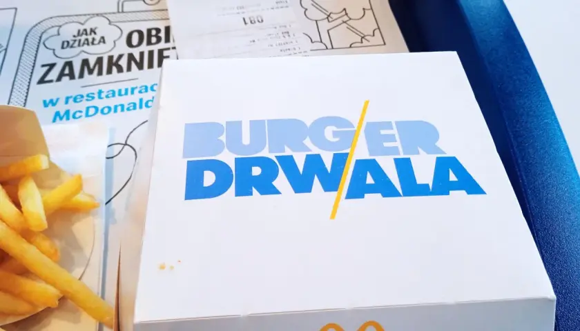 Burger Drwala w McDonald's, obok frytki. Smacznego!