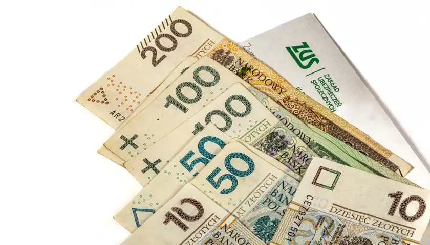 Polskie banknoty 10, 50, 100 i 200 zł oraz dokument ZUS. Porównanie renty socjalnej a renty z tytułu niezdolności do pracy.