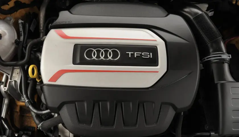 Silnik 2.0 TFSI Audi z czerwonymi akcentami na osłonie.