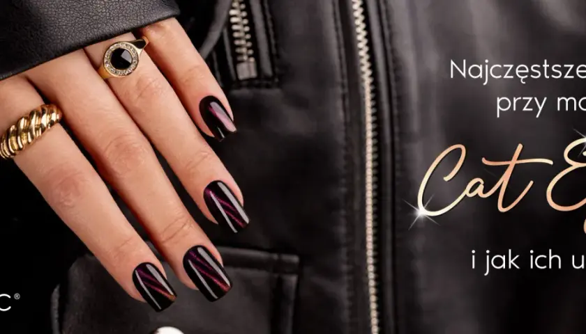 Dłoń z paznokciami w efekcie kociego oka, ozdobiona złotą biżuterią. Najczęstsze błędy przy manicure Cat Eye i jak ich uniknąć.
