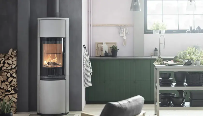 En modern braskamin ger värme och mysfaktor i ett stilrent kök. Installera braskamin för en ombonad känsla.