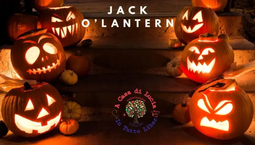 Zucca di Halloween, o Jack O'Lantern, illuminate e spaventose, adornano una scalinata per la notte più terrificante dell'anno.