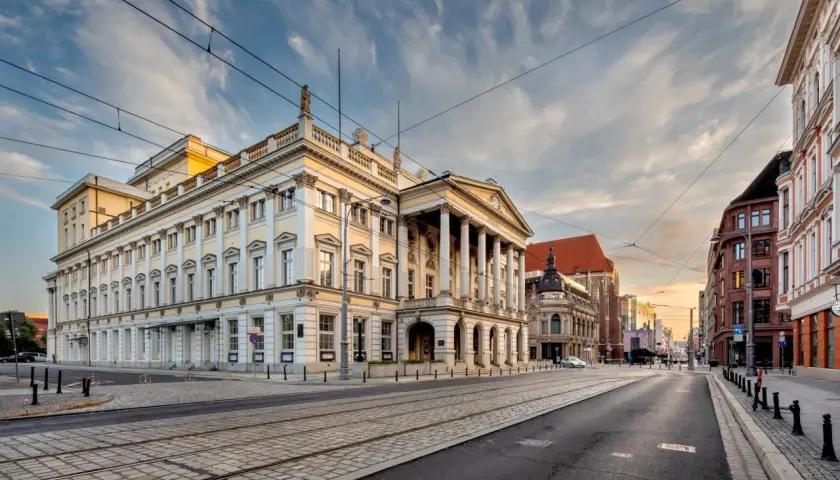Wrocławski Teatr Lalek, z jego imponującą fasadą, zaprasza na bogaty opera repertuar wrocław.