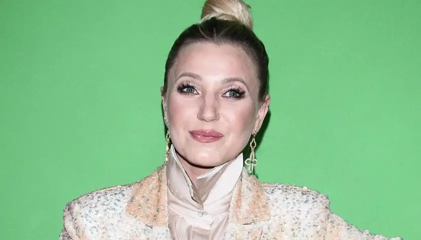Daria Ładocha w błyszczącej marynarce i z kokiem na głowie. Ciekawa, czy jej mąż też tak się stroi.