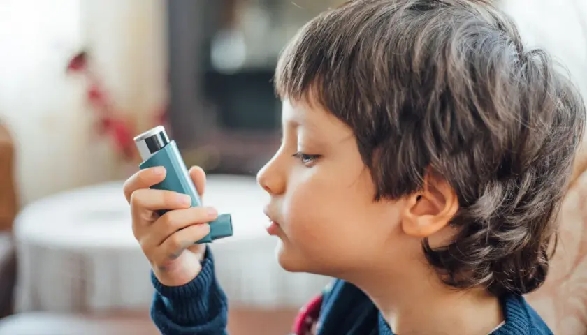 Bambino usa inalatore per gestire l'asma allergica.