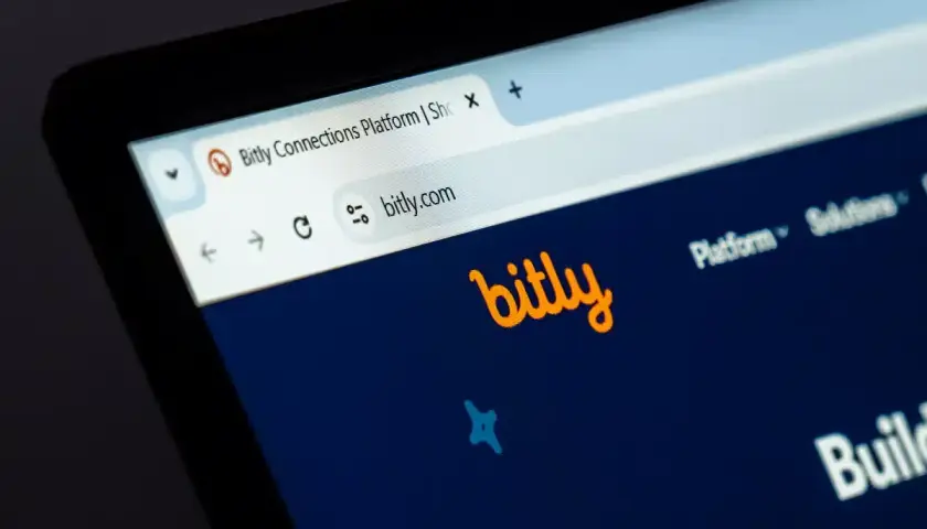 Ekran laptopa z otwartą stroną bitly.com. Widoczny pasek adresu i logo Bitly.