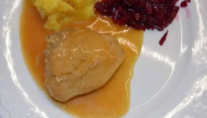 Soczyste medaliony z indyka w sosie, podane z purée ziemniaczanym i buraczkami. Pyszny obiad!