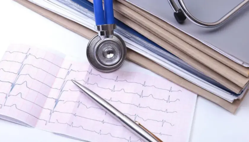 Stetoskop i EKG na stosie dokumentów. Czy nowe przepisy o pracy zdalnej pozwolą ZUS-owi na kontrolę dokumentacji medycznej?
