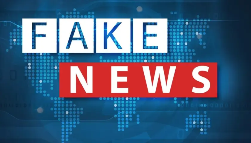 Napis "FAKE NEWS" na tle mapy świata z cyfrowym wzorem. Uważaj na dezinformację!