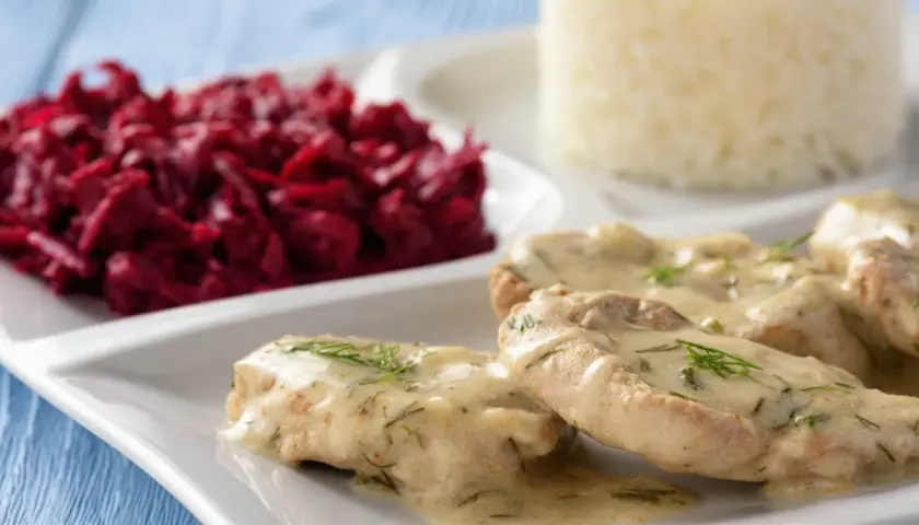 Polędwiczki w sosie chrzanowym z koperkiem, podane z ryżem i buraczkami. Pyszny obiad gotowy!