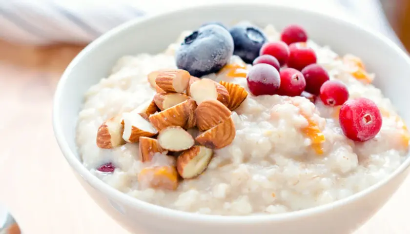 Owsianka z jagodami, żurawiną i migdałami – idealne śniadanie, które pomoże obniżyć wysoki cholesterol.