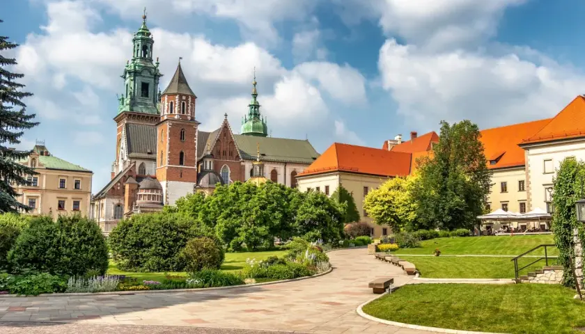 Piękny dzień na zwiedzanie Wawelu. Majestatyczna katedra i zamkowe budowle otoczone zielenią.