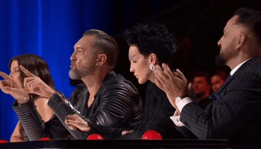 Jurorzy Mam Talent 2024 oceniają występ. Widać ich skupione twarze i gestykulację.