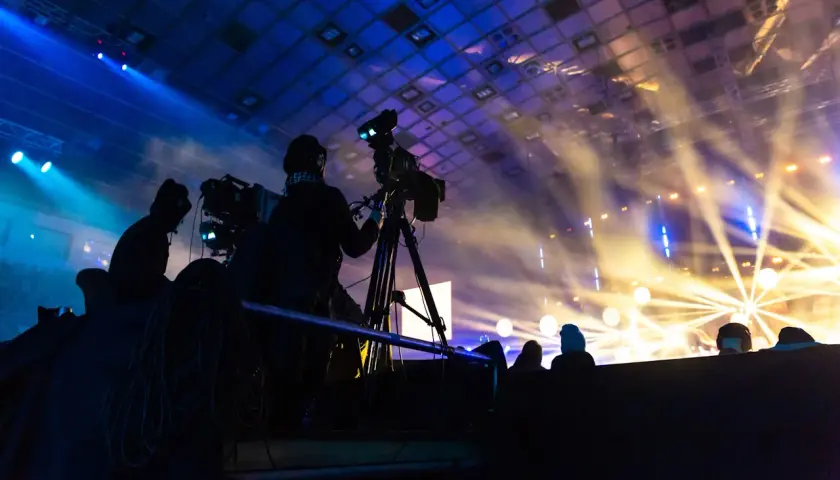 Operatorzy kamer w akcji. Niesamowita fotografia koncertowa zza kulis, gdzie światła sceny tworzą magiczną atmosferę.