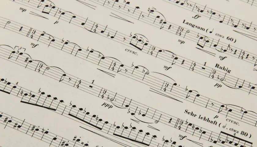 Partytura muzyczna z oznaczeniami tempa, np. "Langsam (etwa 60)" i "Sehr lebhaft (etwa 80)", sugerującymi tempo umiarkowane w muzyce.