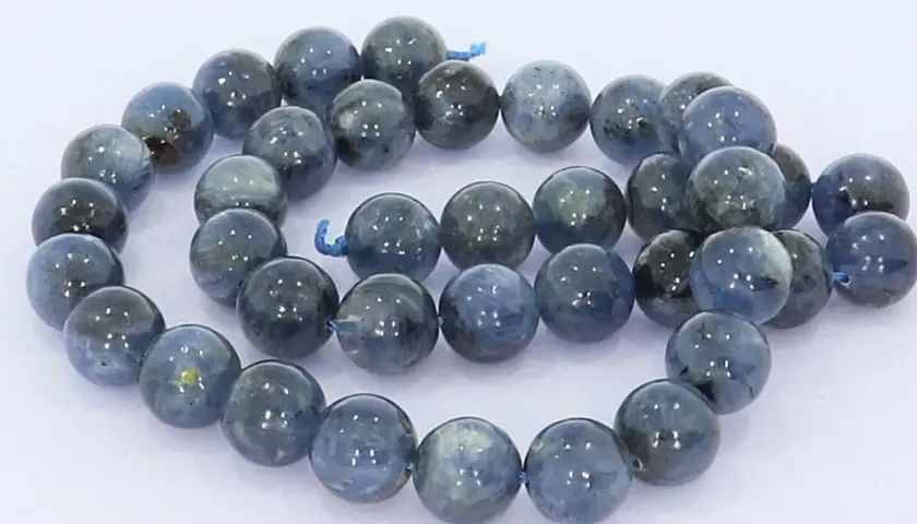 Eine Kette aus blauen, kugelförmigen Steinen mit schimmernder Wirkung.