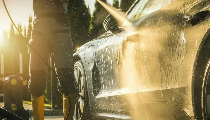 Myjnia bezdotykowa: Jak myć auto bez zacieków? Poradnik krok po kroku