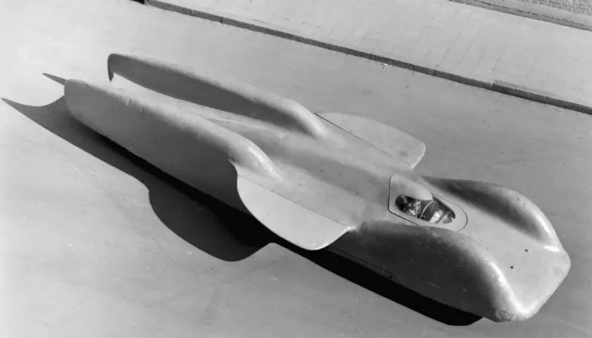 Strömlinjeformad t80 Mercedes-bil, en aerodynamisk skönhet redo för rekordförsök.