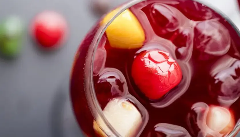 Najlepsze drinki z czerwonym winem, które zaskoczą Twoich gości