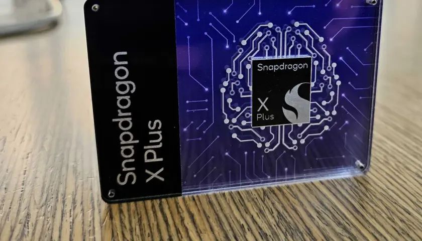 Ein transparentes Gehäuse mit dem Schriftzug "Snapdragon X Plus" und einem stilisierten Chip-Design.