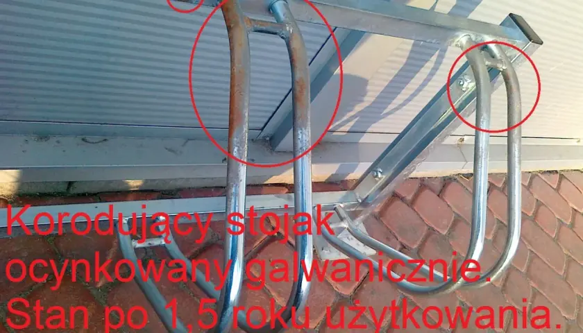 Korodujący stojak rowerowy, ocynkowany galwanicznie. Widoczne ślady rdzy po 1,5 roku użytkowania.