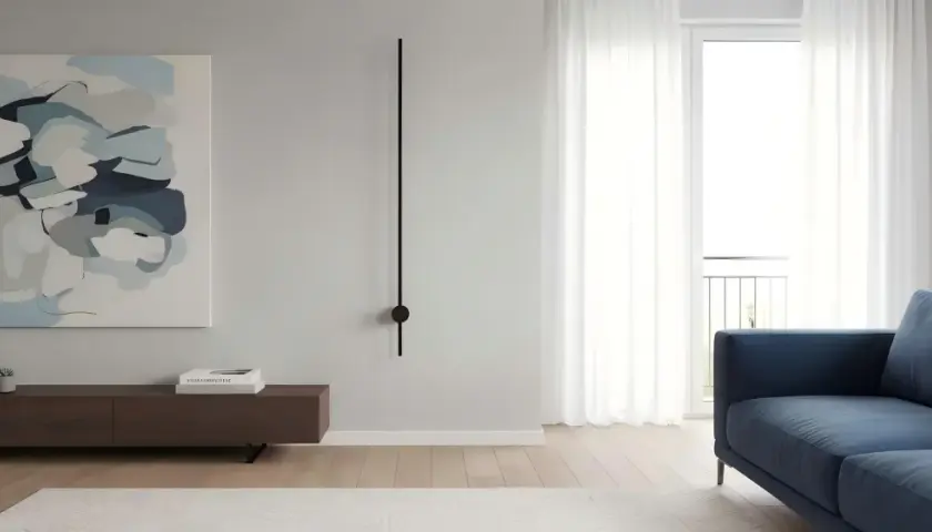 Un minimalista aplique pared lineal negro ilumina un salón moderno con sofá azul y cuadro abstracto.