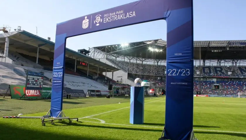 Brama z logo PKO Bank Polski Ekstraklasa i sezonem 22/23 na boisku piłkarskim. Tabela wszechczasów ekstraklasa czeka na nowe wpisy.