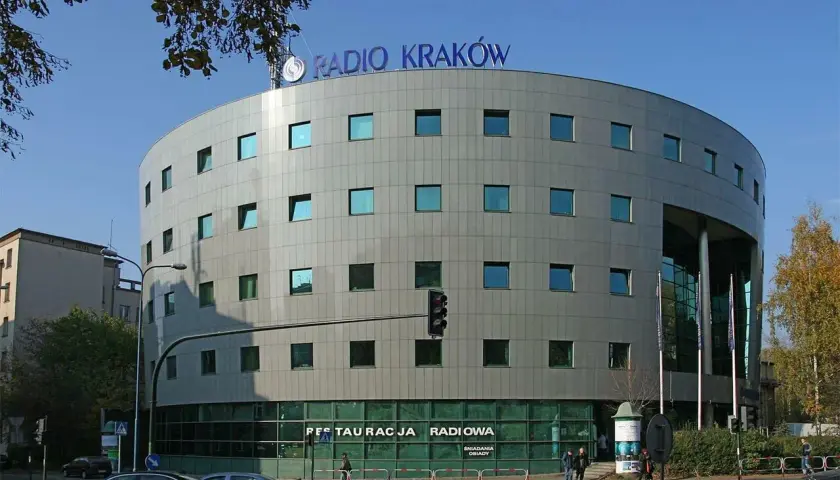Nowoczesny budynek Radia Kraków. Sprawdź jego częstotliwość, by posłuchać lokalnych wiadomości i audycji.