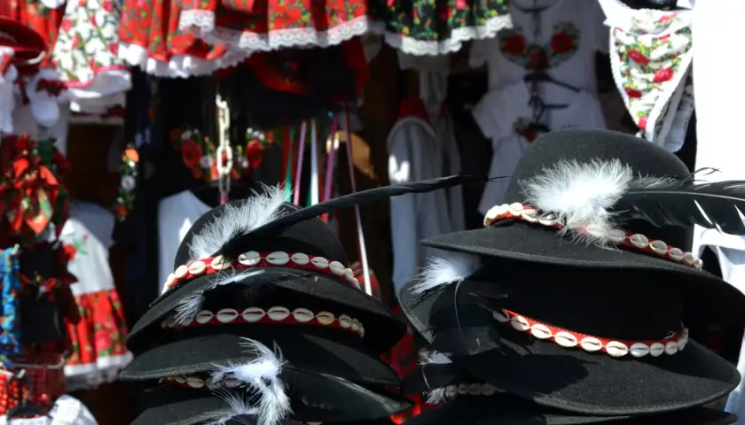 Kapelusze góralskie ozdobione muszelkami i piórami. Tradycja zdobienia kapeluszy wyjaśnia, dlaczego górale mają muszelki na kapeluszach.