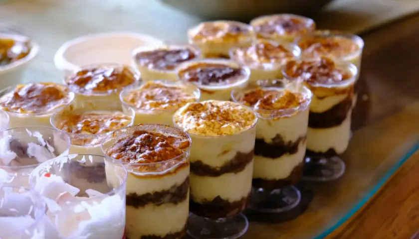 Szybkie mini deserki, takie jak tiramisu w pucharkach, kuszą warstwami kremu i kakao. Idealne na szybką słodką chwilę.