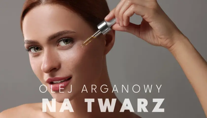 Kobieta aplikuje olejek arganowy na twarz. Zobacz niesamowite olej arganowy na twarz efekty.